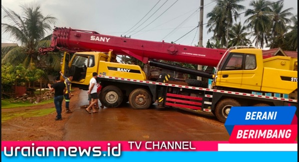 AKTIVITAS PT ASKON DISOROT, TRUCK CRANE MELINTAS DI JALAN DESA MOLORE DIDUGA LANGGAR ATURAN